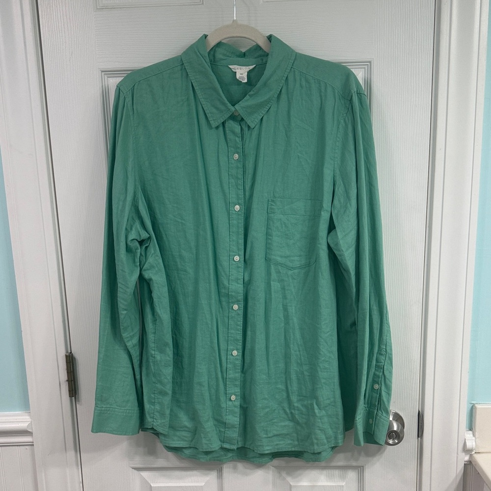 Gently used Caslon linen and rayon button down shirt.  Size XXL